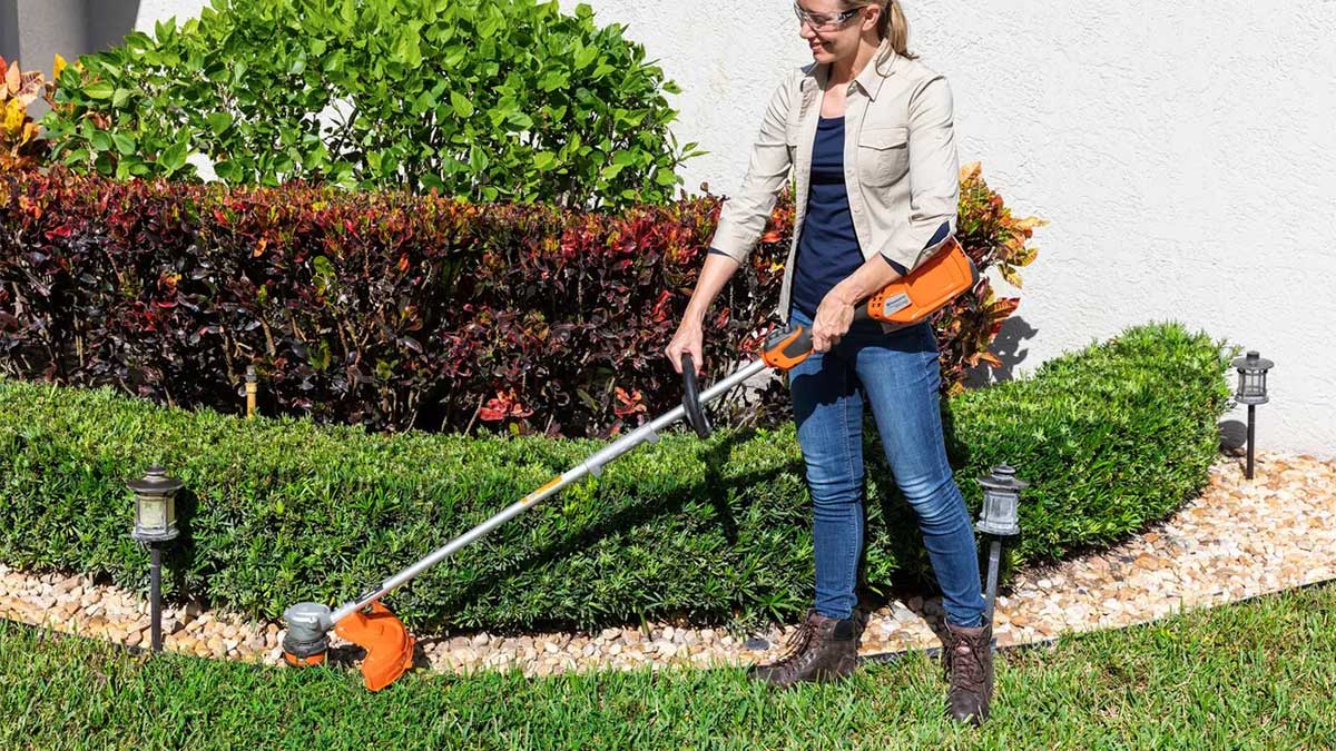 Husqvarna 320iL vs EGO ST1623T: Smarter Trimming Showdown